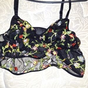 An unbranded lacy bralette in a size 2XL. Pre-loved and in great condition.